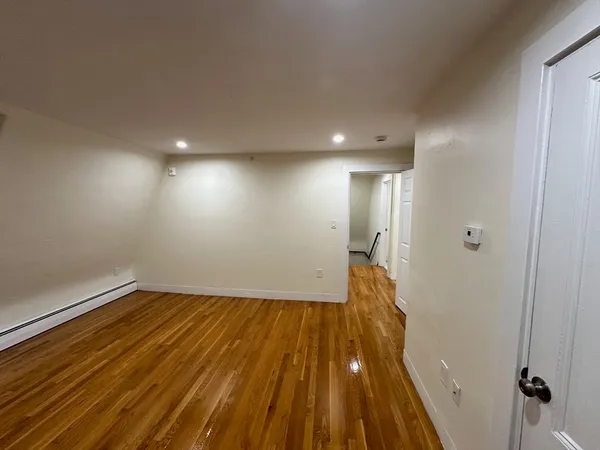 $2,400 | 440 Newtonville Avenue, Unit 4, Newton, MA 02460