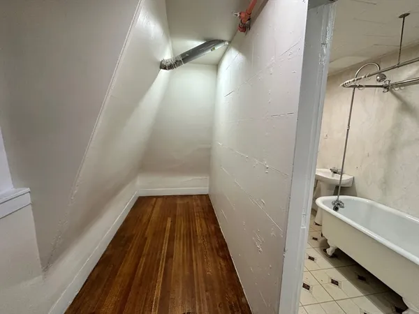 $2,400 | 440 Newtonville Avenue, Unit 4, Newton, MA 02460