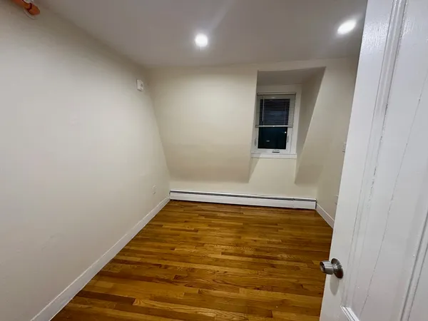 $2,400 | 440 Newtonville Avenue, Unit 4, Newton, MA 02460