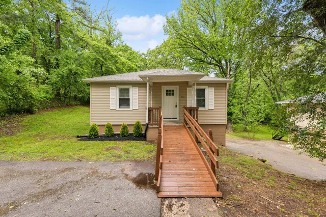 a view of a house with a yard