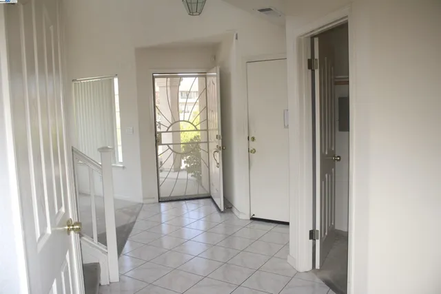 a view of entryway with window