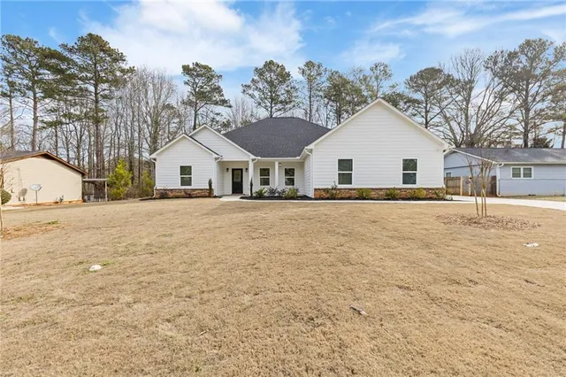 a view of a house with a yard