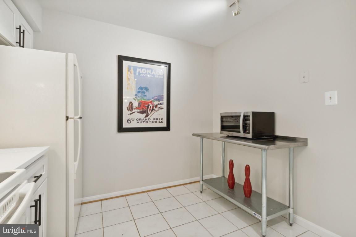 2241 Lovedale Lane, Unit D Reston, VA 20191 - Photo 11 of 31 a very nice looking room with a big bed