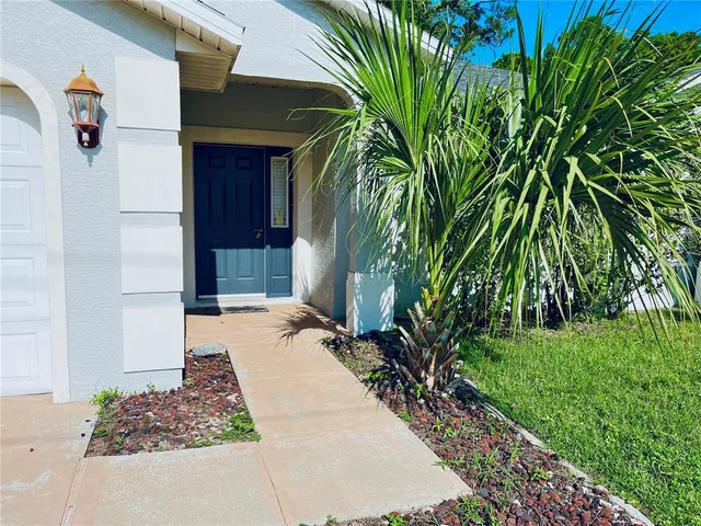 a view of a entrance of the house