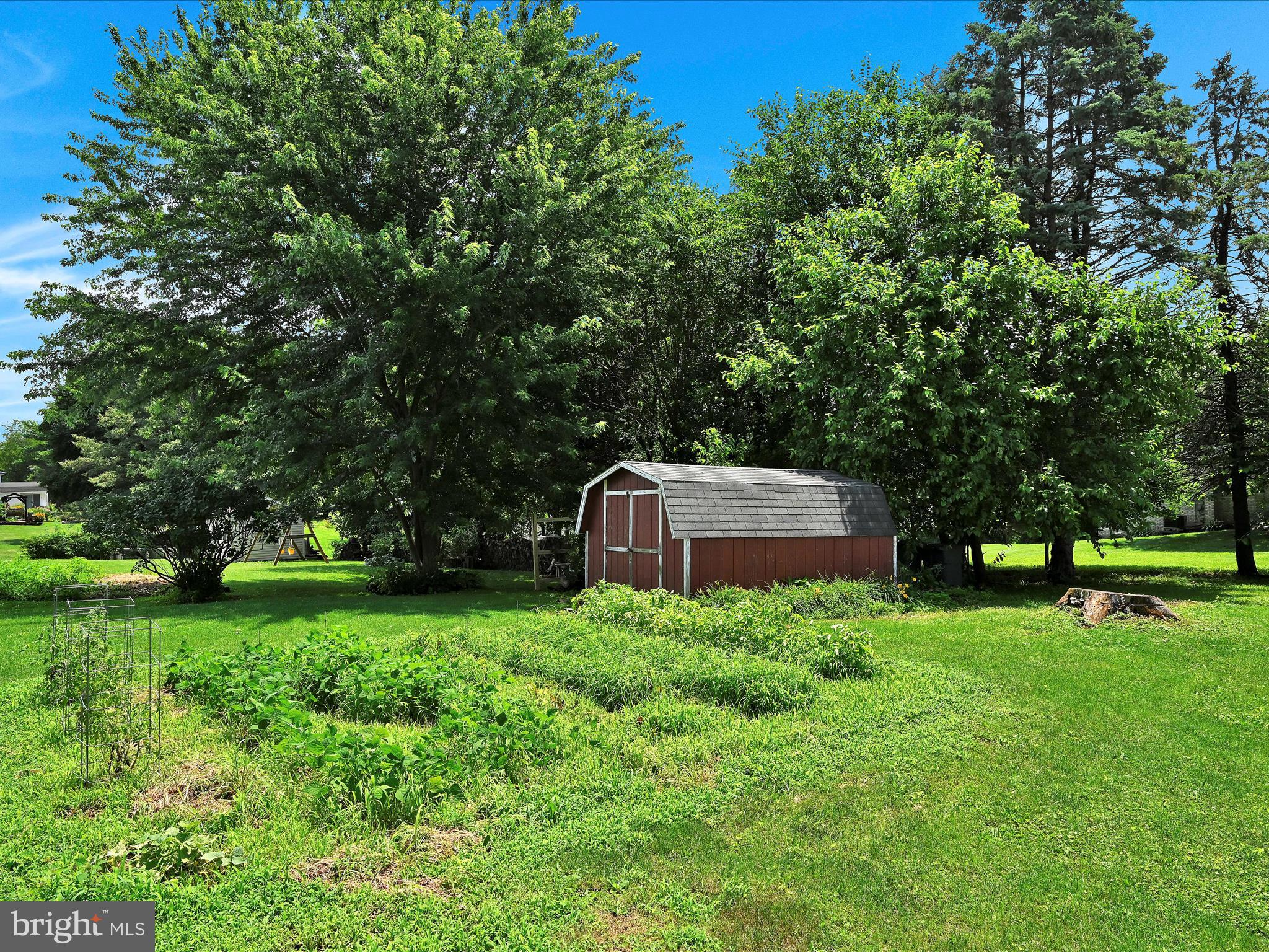 5 Hershey Road Lititz, PA 17543 - Photo 28 of 32 a garden with wooden fence