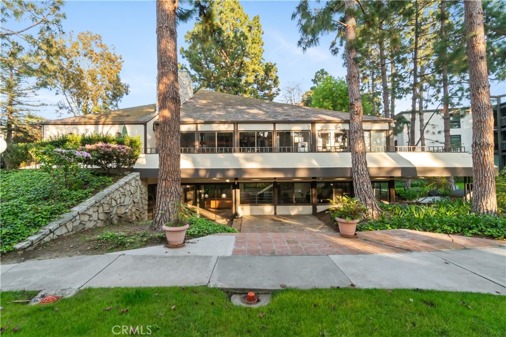 8650 Gulana Avenue Playa del Rey, CA 90293 - Photo 35 of 46 front view of a house with a yard