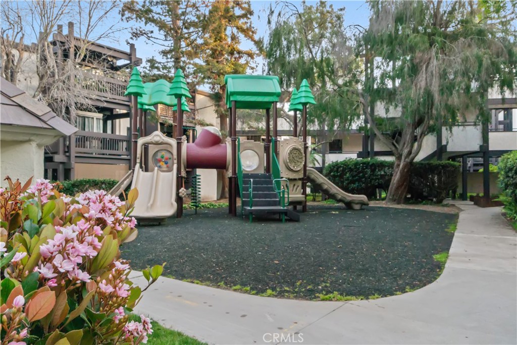8650 Gulana Avenue Playa del Rey, CA 90293 - Photo 43 of 46 a view of a house with a garden