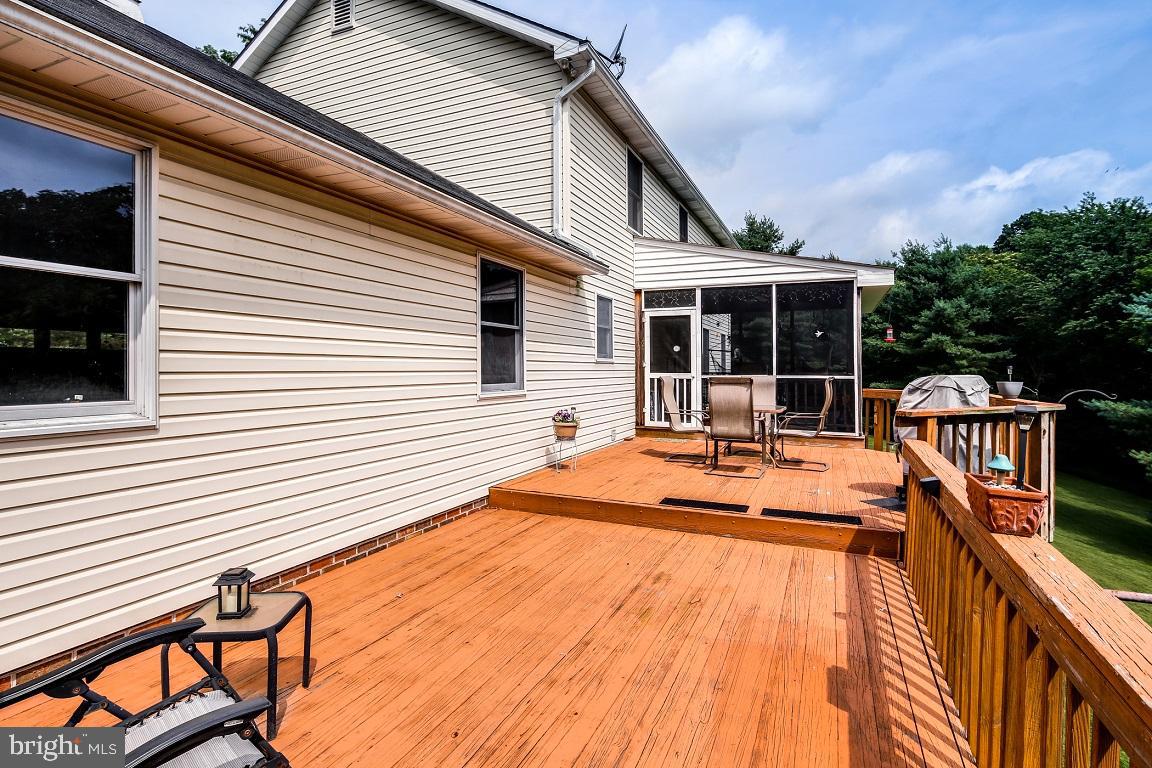 1079 Huntfield Road Westminster, MD 21157 - Photo 14 of 43 2-Tiered Deck