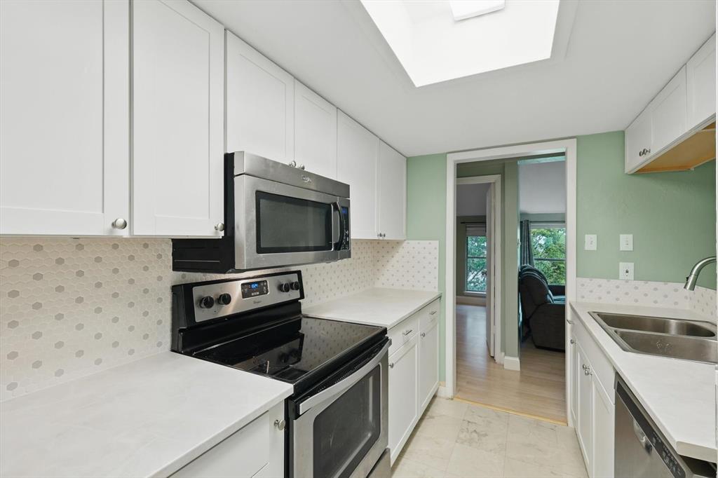 12824 Midway Road, Unit 2136 Dallas, TX 75244 - Photo 18 of 40 a kitchen that has a sink and a stove in it