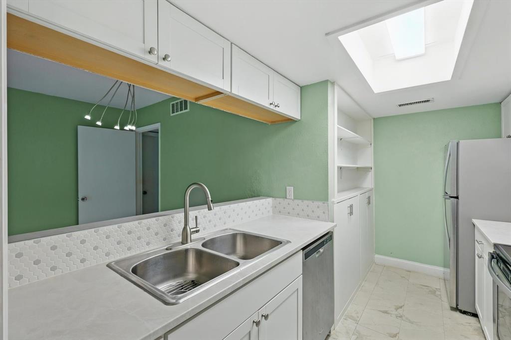 12824 Midway Road, Unit 2136 Dallas, TX 75244 - Photo 19 of 40 a bathroom with a sink and mirror