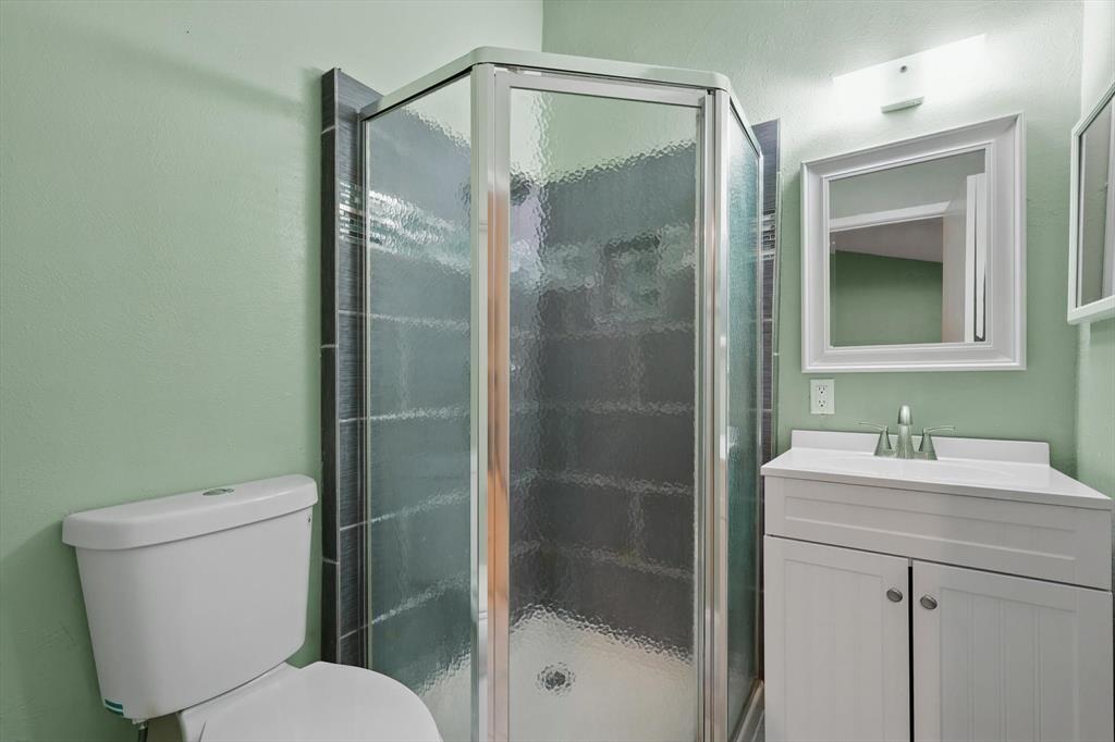 12824 Midway Road, Unit 2136 Dallas, TX 75244 - Photo 24 of 40 a bathroom with a shower a toilet and sink