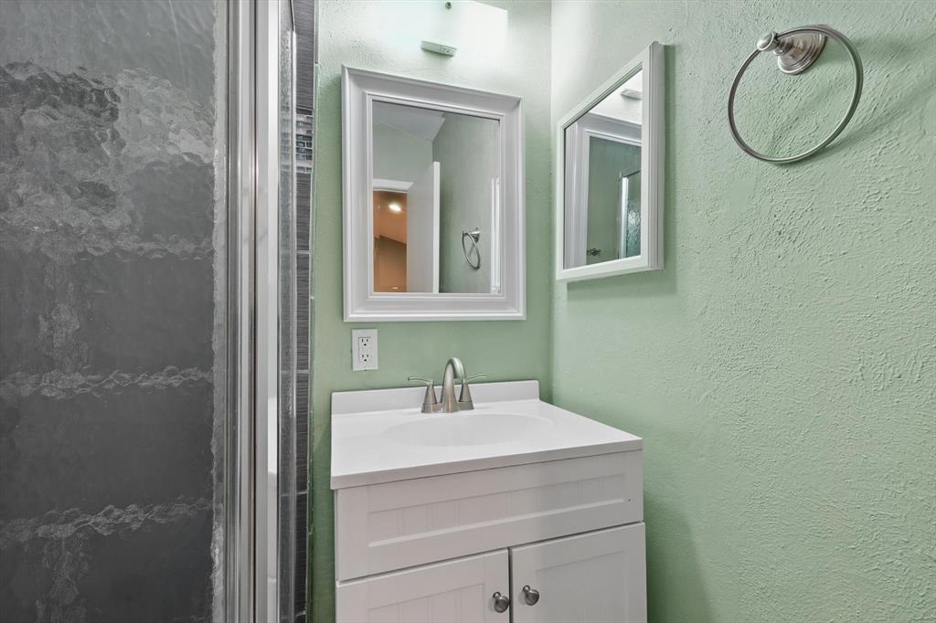 12824 Midway Road, Unit 2136 Dallas, TX 75244 - Photo 26 of 40 a bathroom with a sink and a mirror