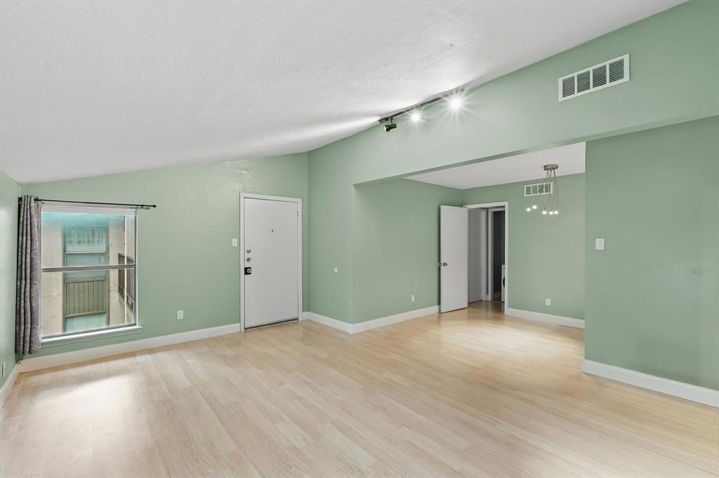 12824 Midway Road, Unit 2136 Dallas, TX 75244 - Photo 5 of 40 an empty room with windows and closet