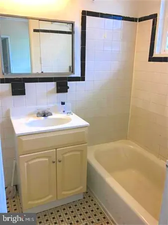 $2,995 | 5319 Pooks Hill Road, Unit 1, Bethesda, MD 20814