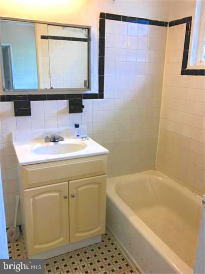 5319 Pooks Hill Road, Unit 1 Bethesda, MD 20814 - Photo 16 of 18 a bathroom with a sink and a bathtub