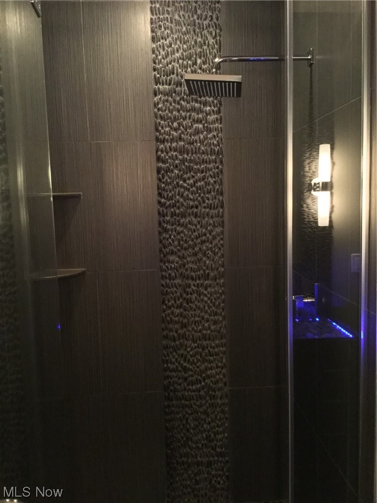 2300 Rivers Edge Drive Willoughby, OH 44094 - Photo 19 of 29 2nd floor shower