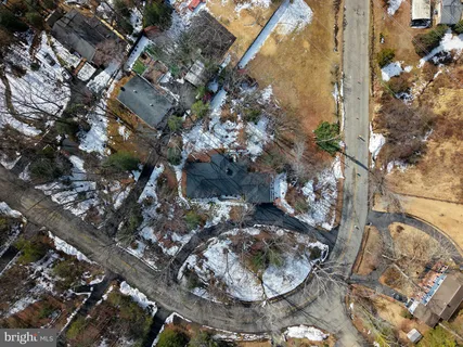 a view of a houses with yard