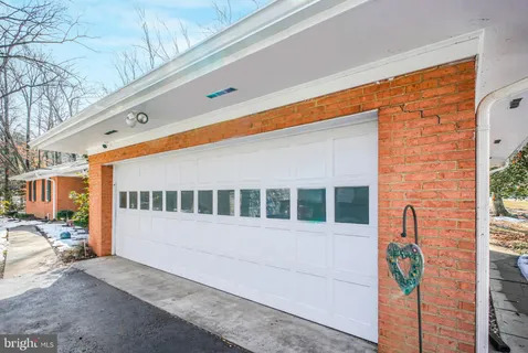 a black and white photo of a living room