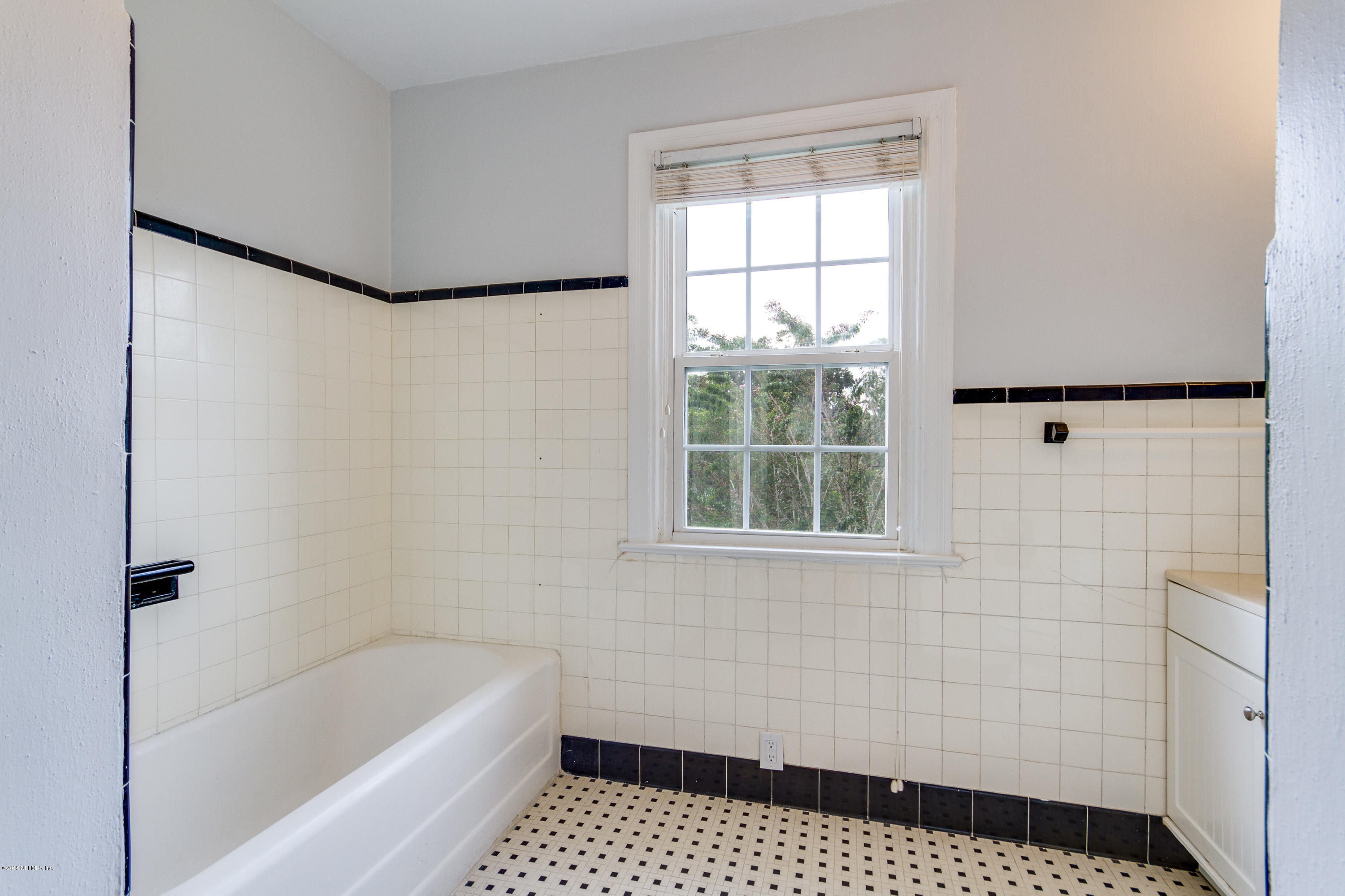 1603 River Oaks Road Jacksonville, FL 32207 - Photo 30 of 49 Upstairs Hall Bathroom