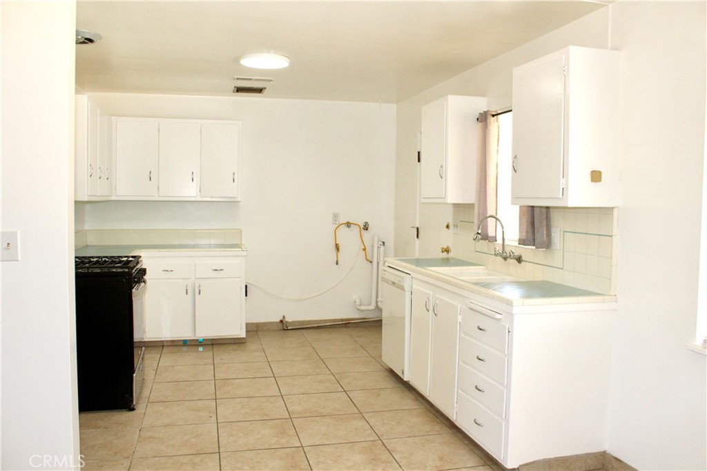 15975 Venango Road Apple Valley, CA 92307 - Photo 5 of 23 Kitchen with laundry hookups