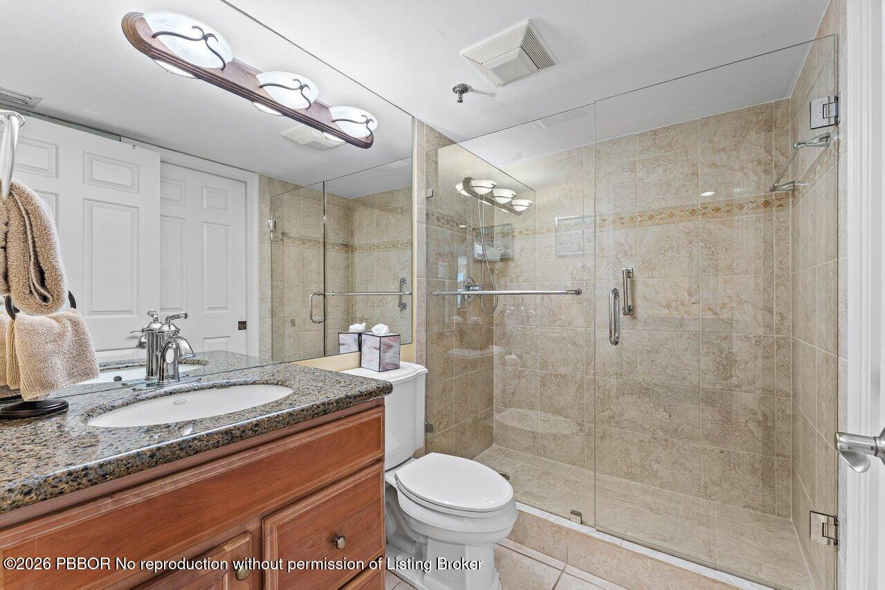 372 Golfview Road, Unit 101 North Palm Beach, FL 33408 - Photo 22 of 31 2nd / Guest Bathroom