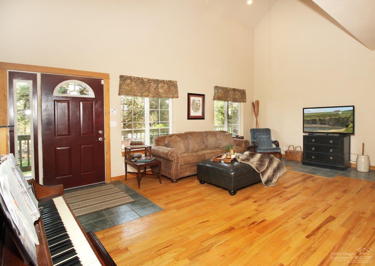 64624 Deschutes Market Road Bend, OR 97701 - Photo 5 of 25 Beautiful and spacious living room