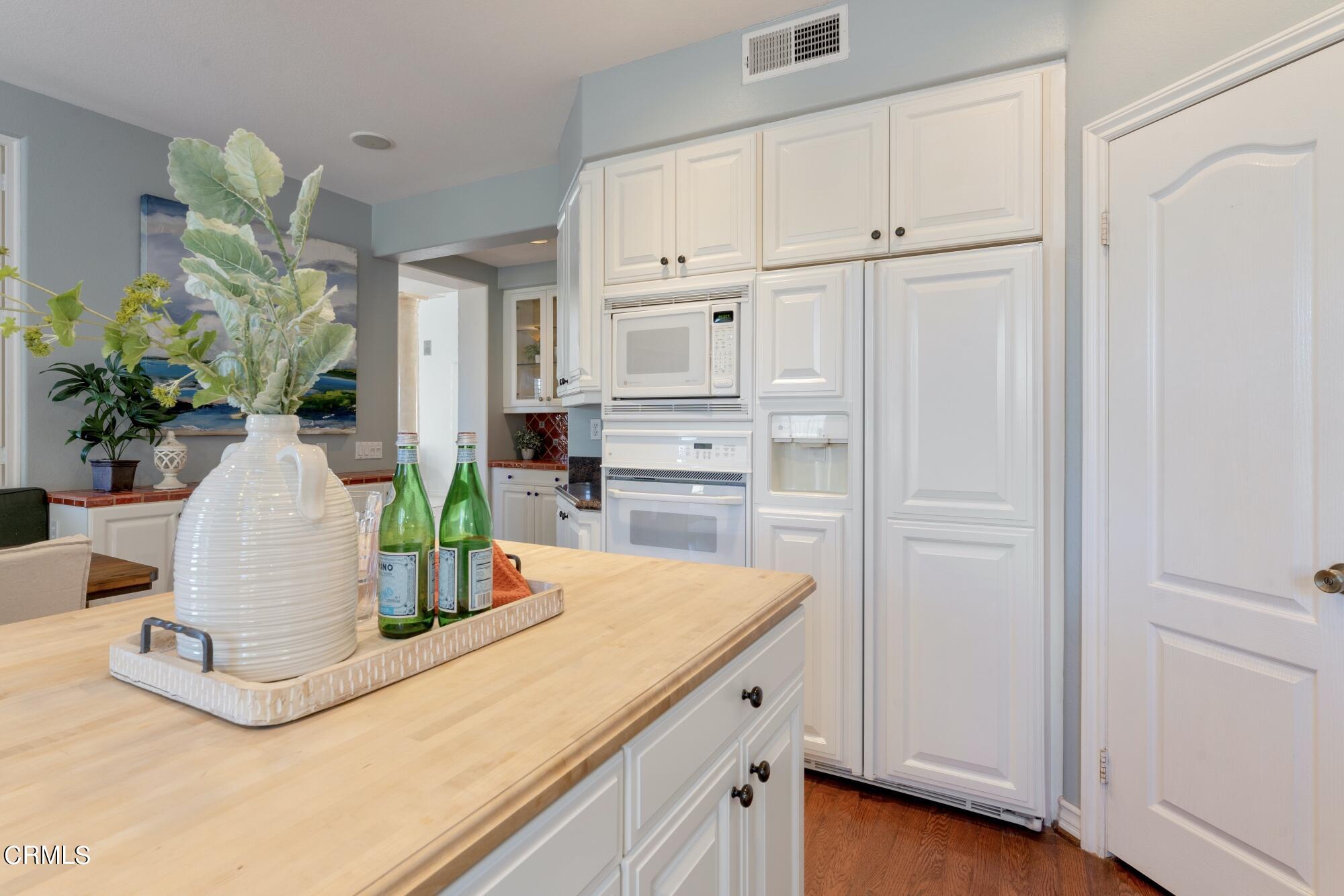 3658 Giddings Ranch Road Altadena, CA 91001 - Photo 23 of 53 a kitchen with cabinets and window