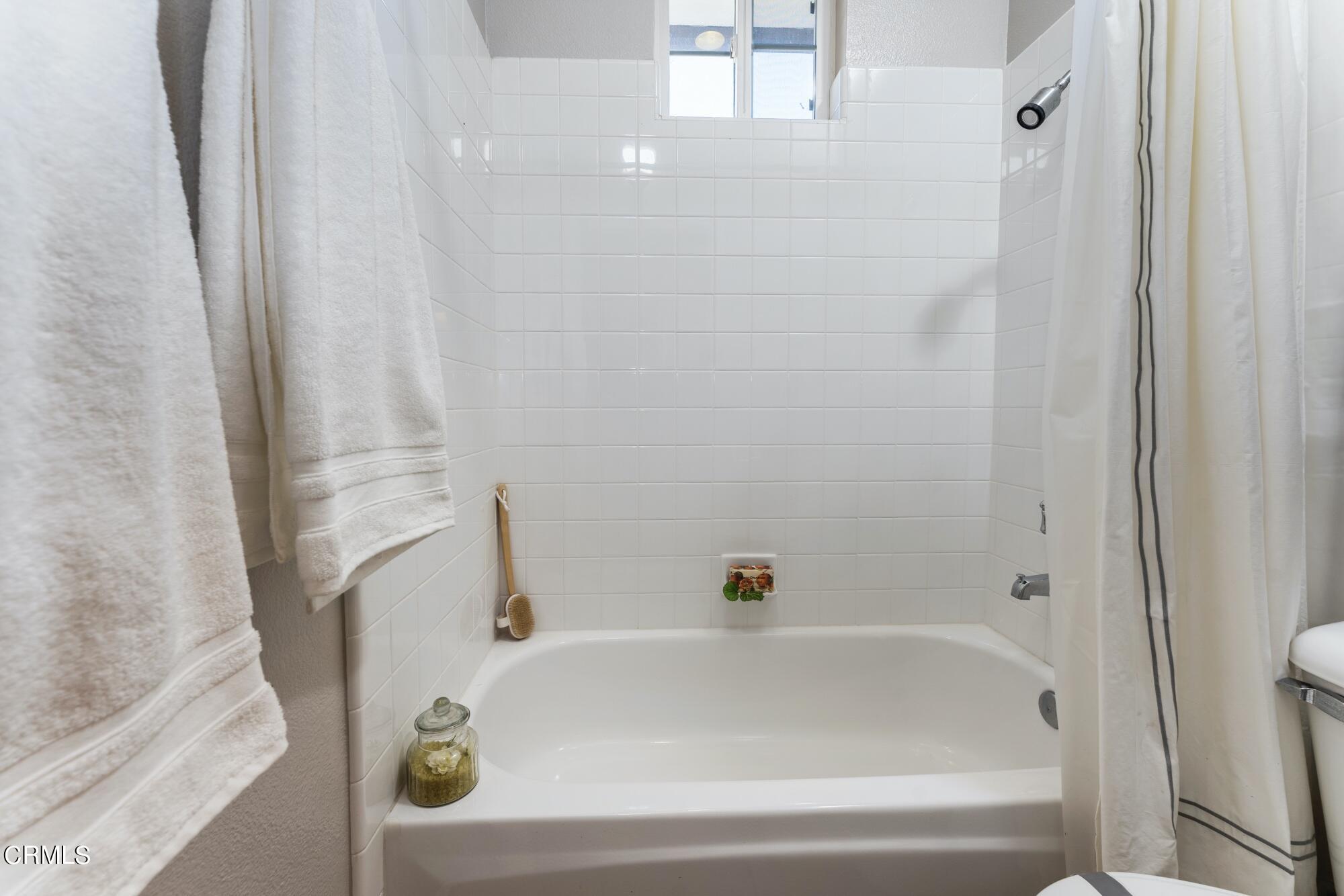 3658 Giddings Ranch Road Altadena, CA 91001 - Photo 44 of 53 a bathroom with a bathtub