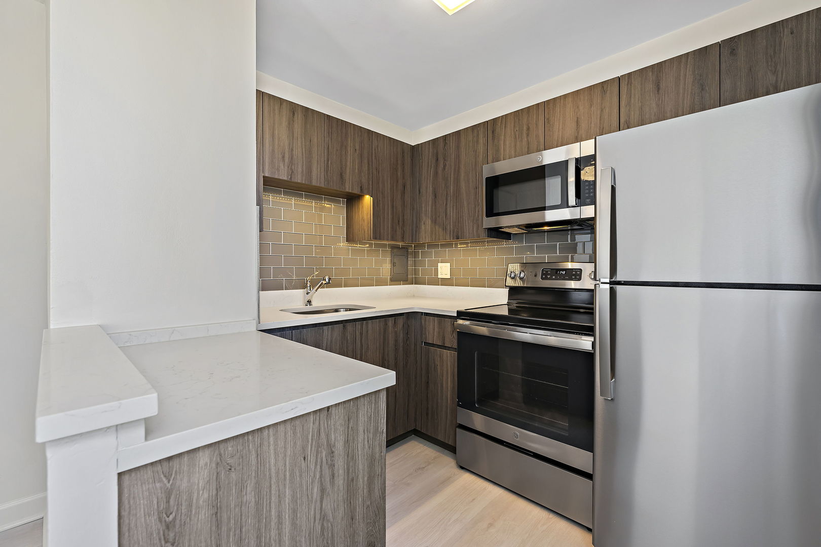 5701 North Sheridan Road, Unit 21D Chicago, IL 60660 - Photo 13 of 29 a kitchen with stainless steel appliances a stove microwave and a refrigerator