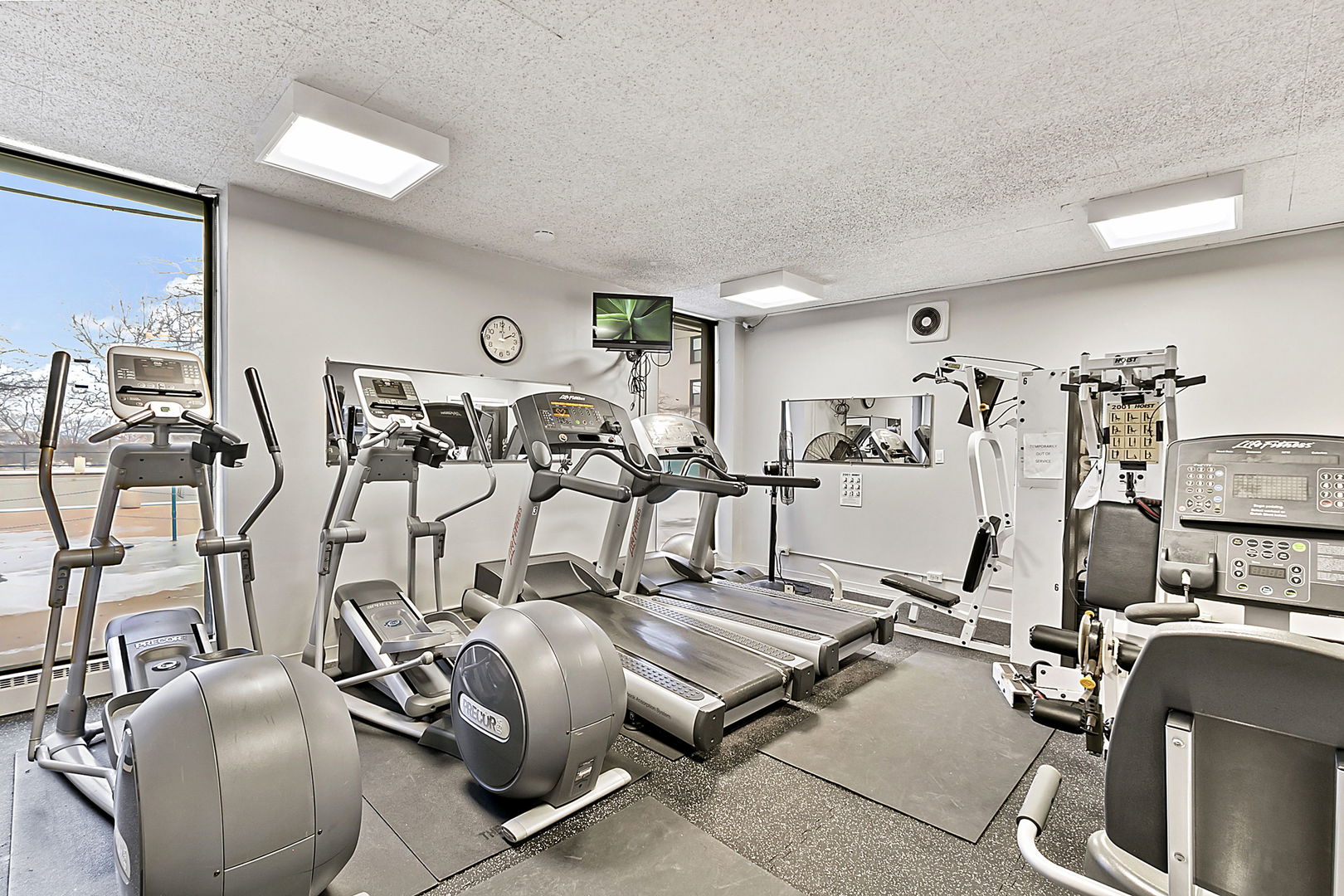 5701 North Sheridan Road, Unit 21D Chicago, IL 60660 - Photo 22 of 29 a view of a room with gym equipment