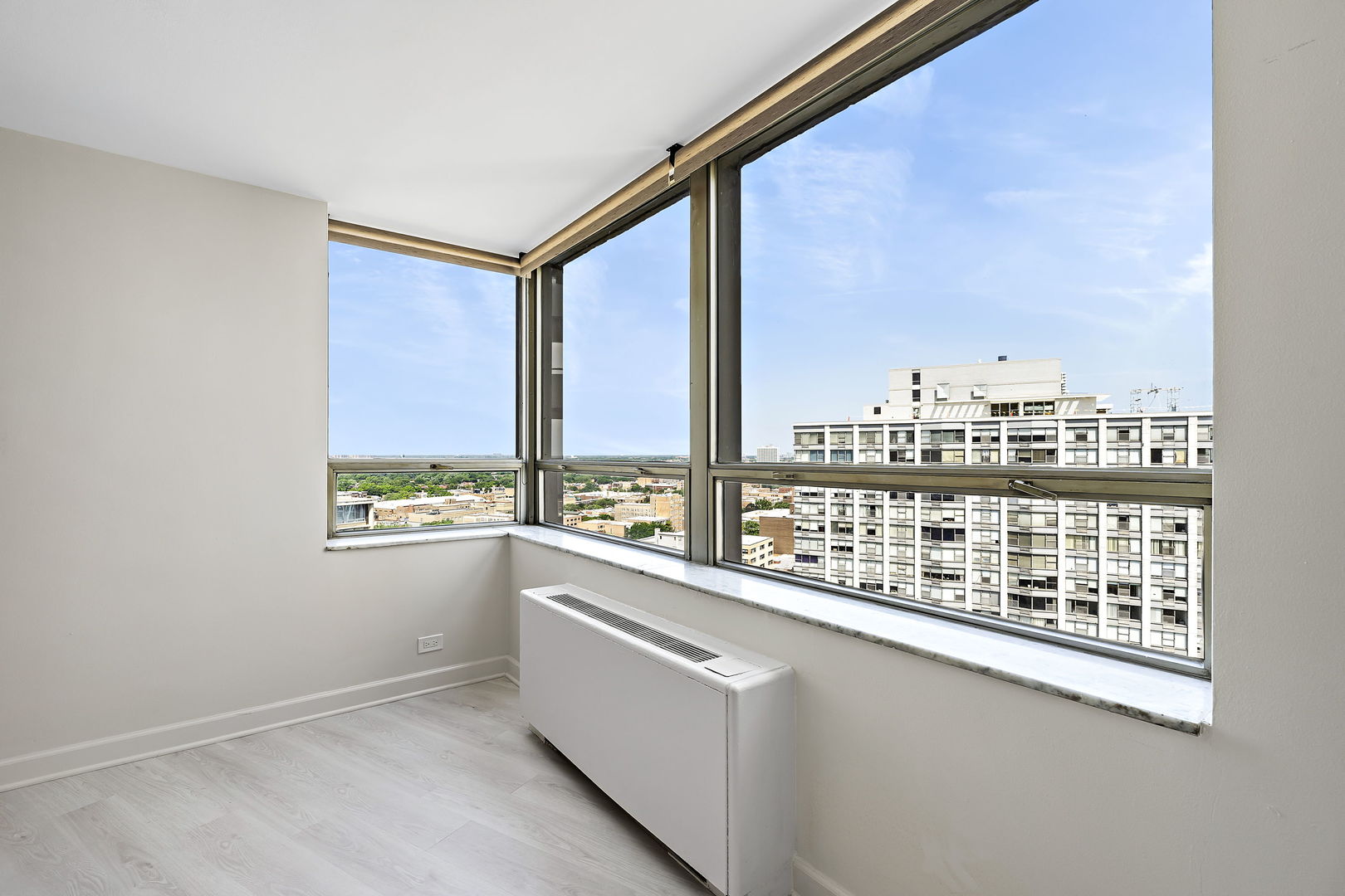 5701 North Sheridan Road, Unit 21D Chicago, IL 60660 - Photo 10 of 29 a very nice looking room with a large window