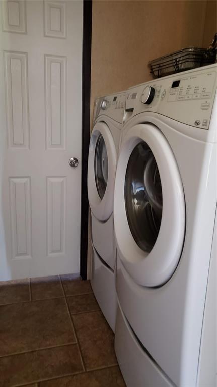 1440 South Keller Road Mineral Wells, TX 76067 - Photo 14 of 24 a utility room with dryer and washer