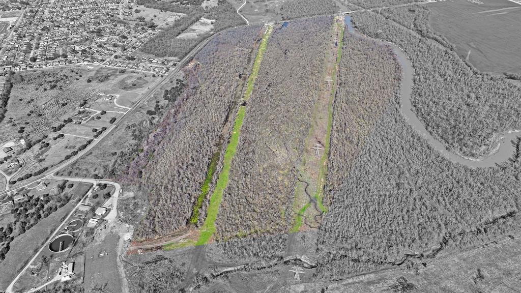850 East Malloy Bridge Road Seagoville, TX 75159 - Photo 5 of 13 a bathroom with a shower