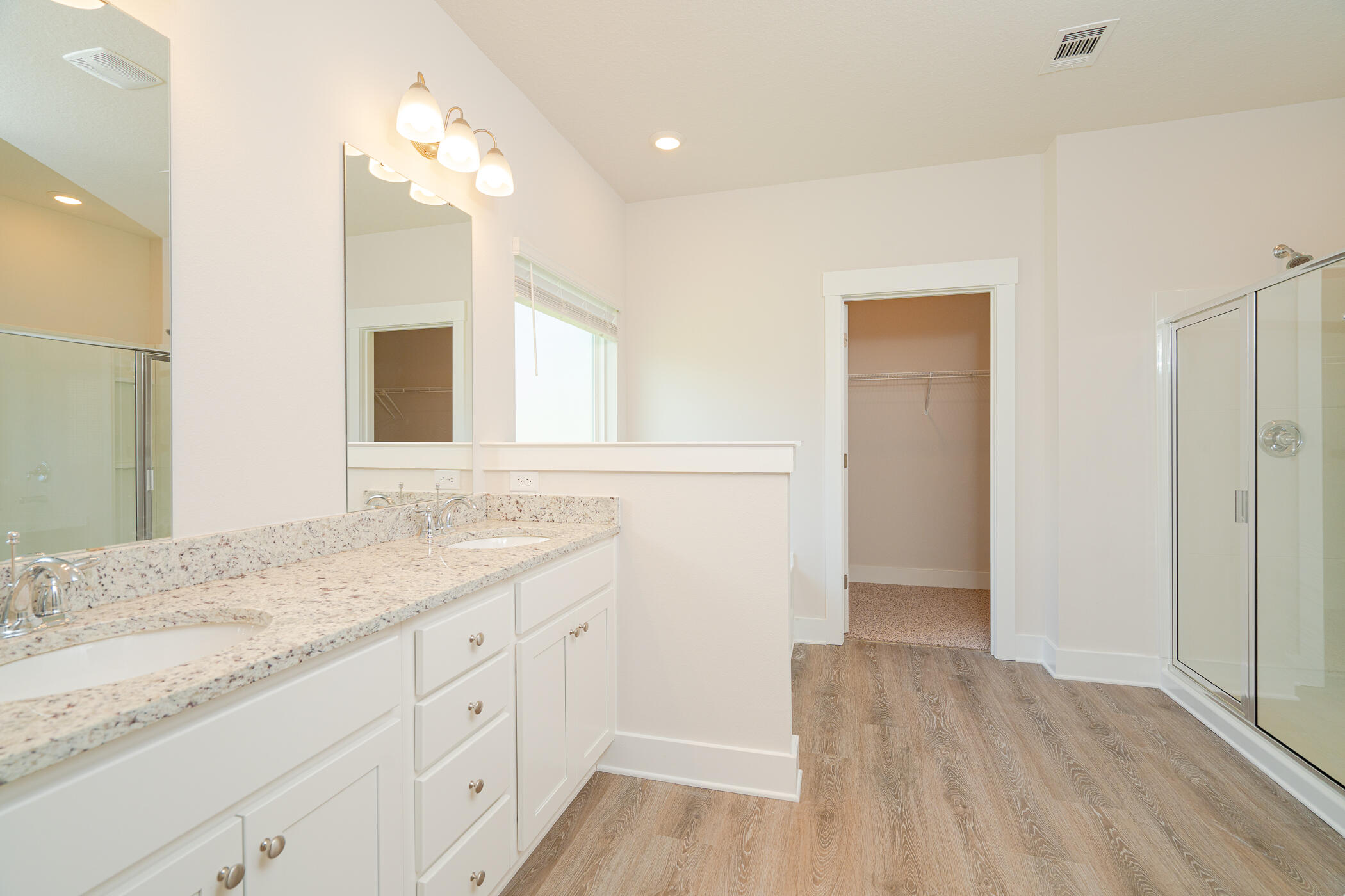 2425 Dakota Way Crestview, FL 32536 - Photo 16 of 43 Large Main Bathroom