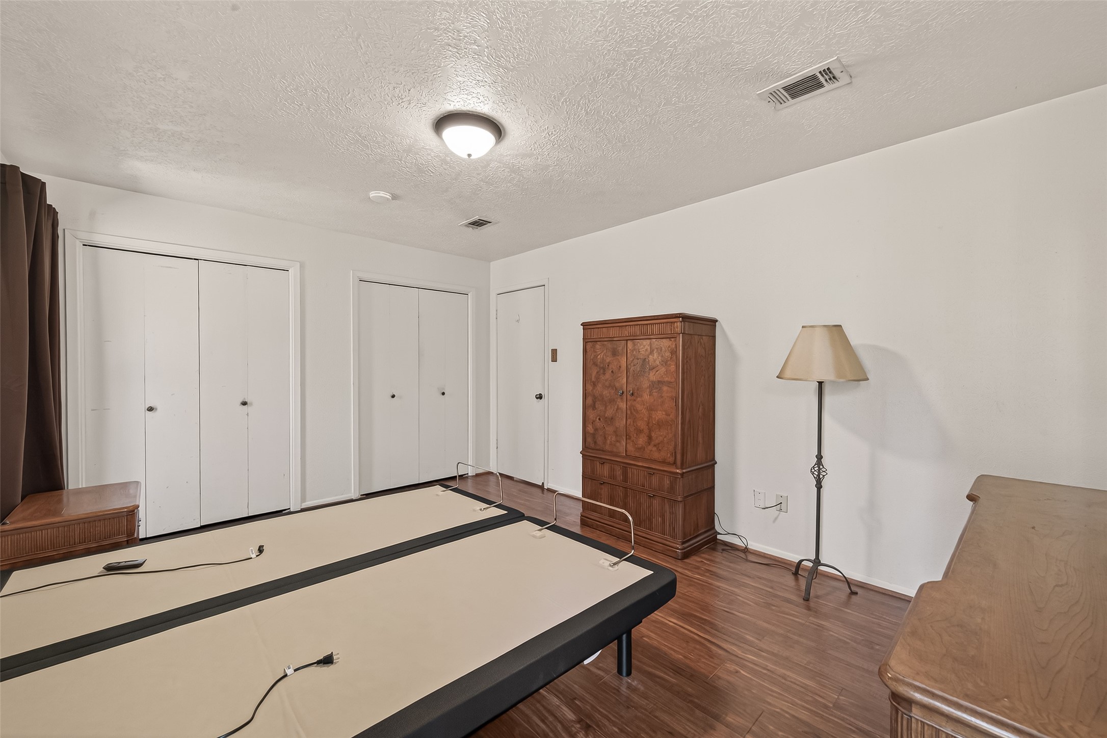 11535 Willis Waukegan Road Conroe, TX 77303 - Photo 35 of 47 a room with a bed and a dresser