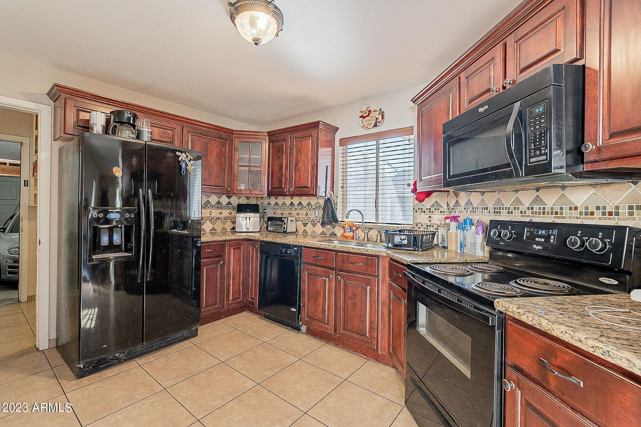 4422 East Vineyard Road Phoenix, AZ 85042 - Photo 4 of 25 Kitchen with Granite