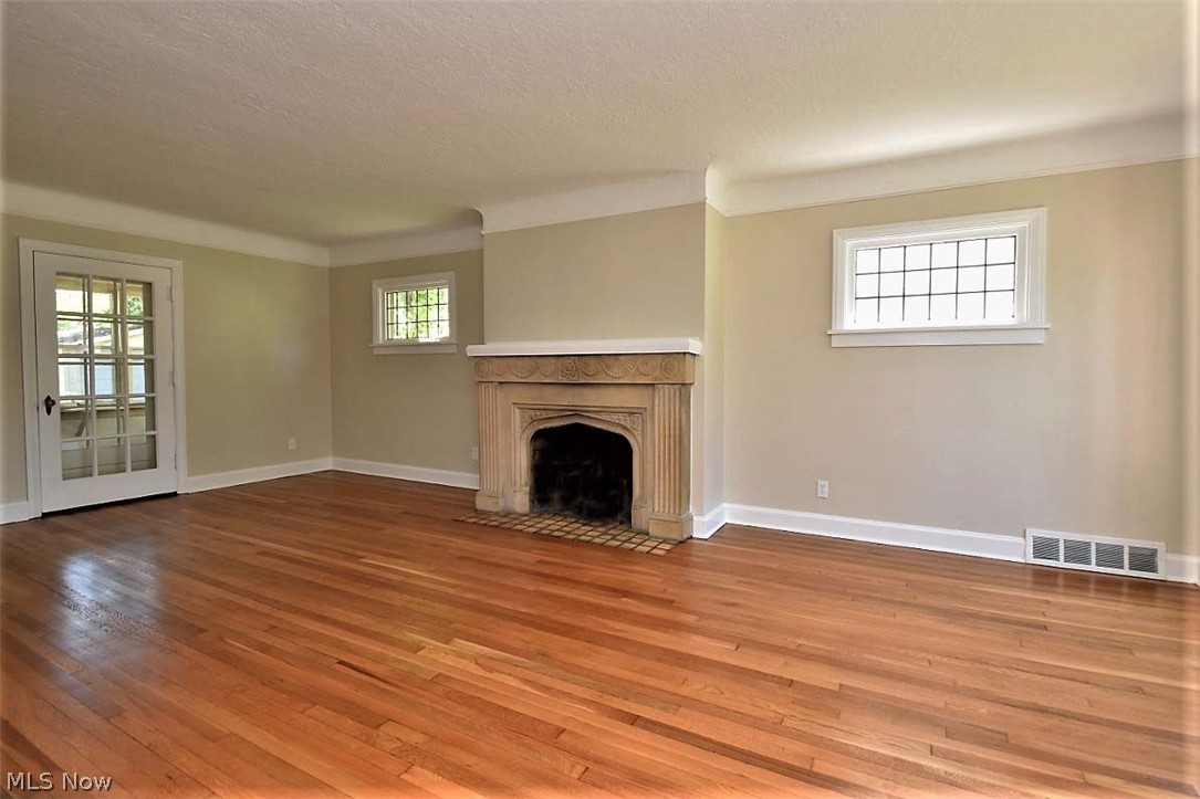 2247 Cranston Road Cleveland, OH 44118 - Photo 3 of 24