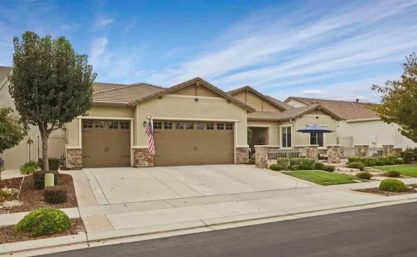 a view of a house with yard and plants