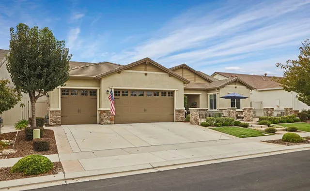 a view of a house with yard and plants