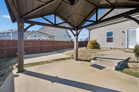 a view of a backyard