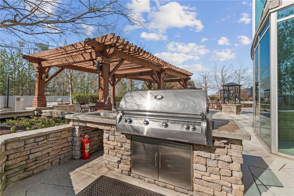 3300 Windy Ridge Parkway Southeast, Unit 809 Atlanta, GA 30339 - Photo 26 of 30 a open kitchen with a stove and a microwave oven