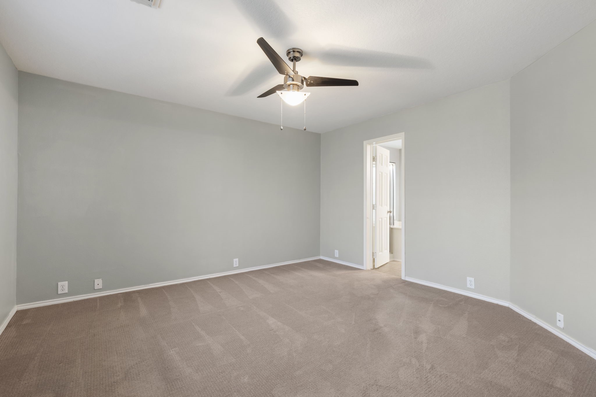 4815 Rustic Field Lane Katy, TX 77449 - Photo 26 of 47 an empty room with closet and windows