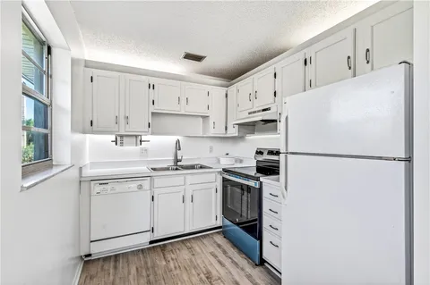 $94,000 | 102 Royal Oak Drive, Unit 203, Vero Beach, FL 32962