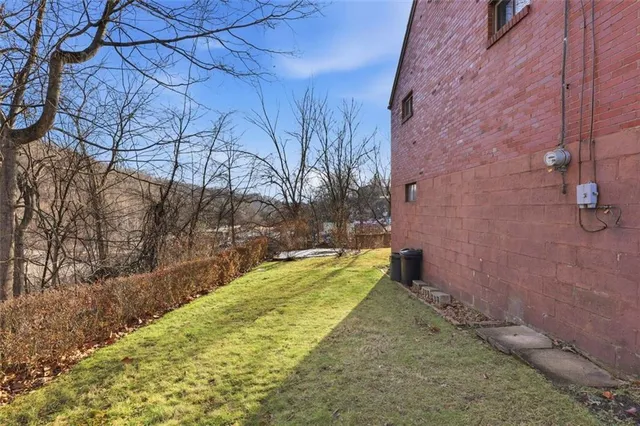 a view of back yard of the house