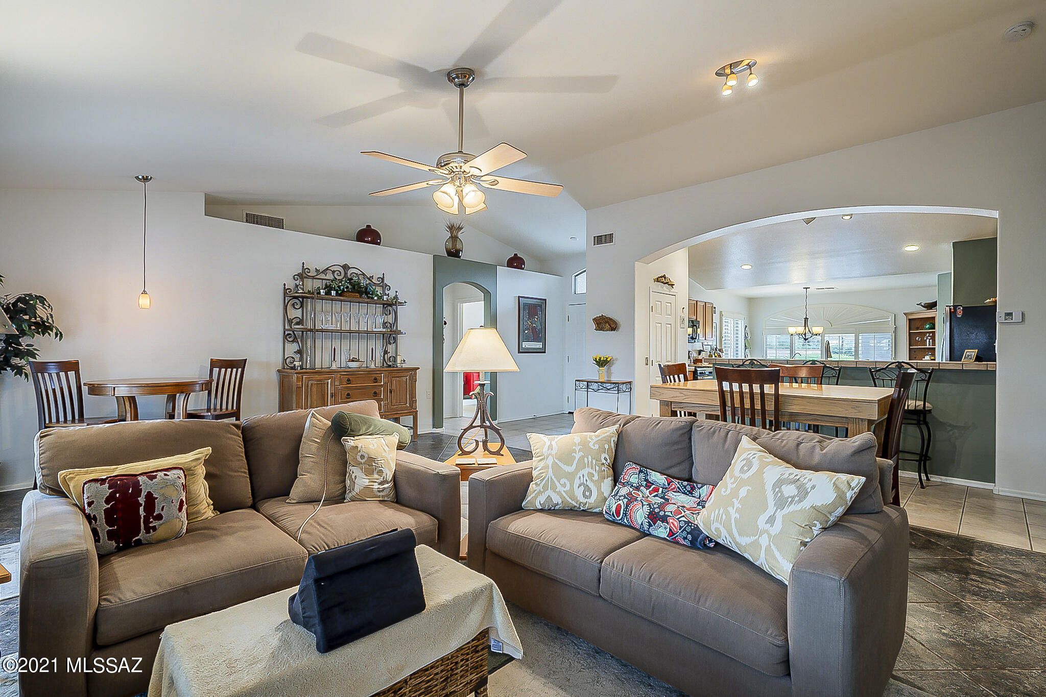 1811 East Redstart Road Green Valley, AZ 85614 - Photo 8 of 46
