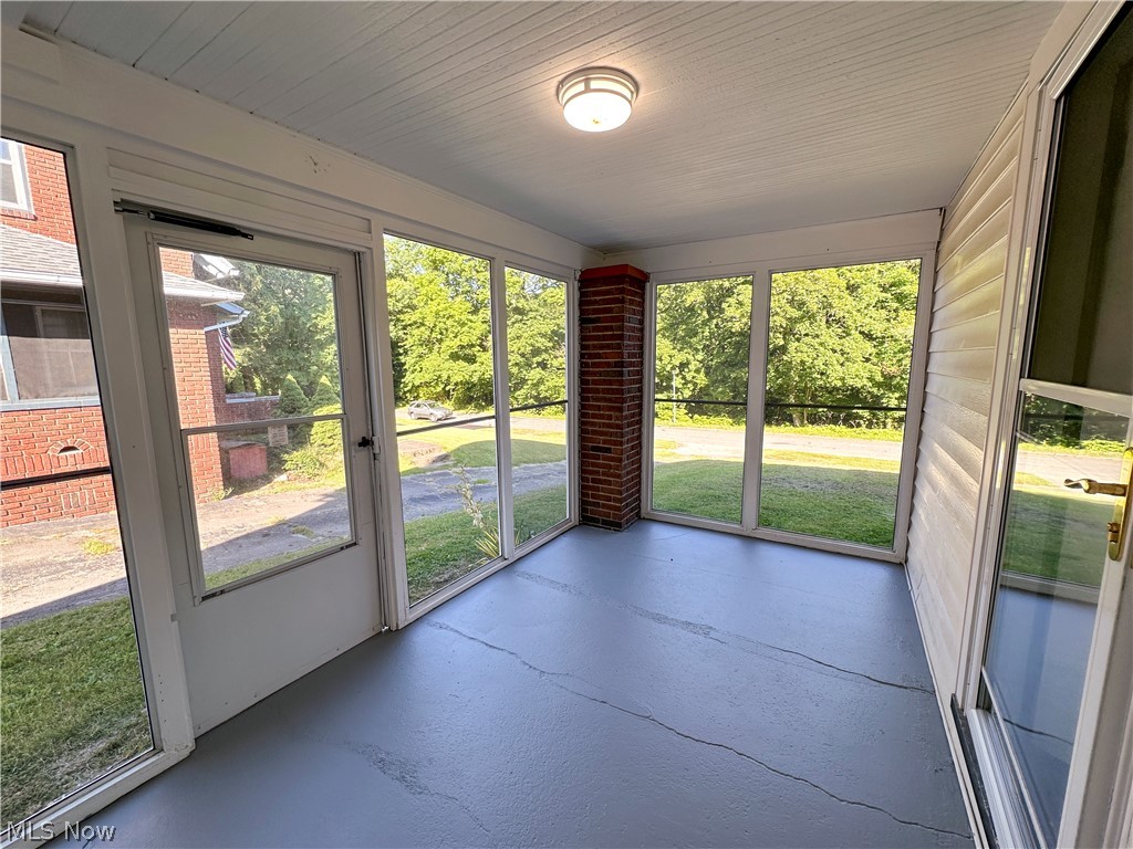 3079 Kiwatha Road Youngstown, OH 44511 - Photo 25 of 27 Screened in patio