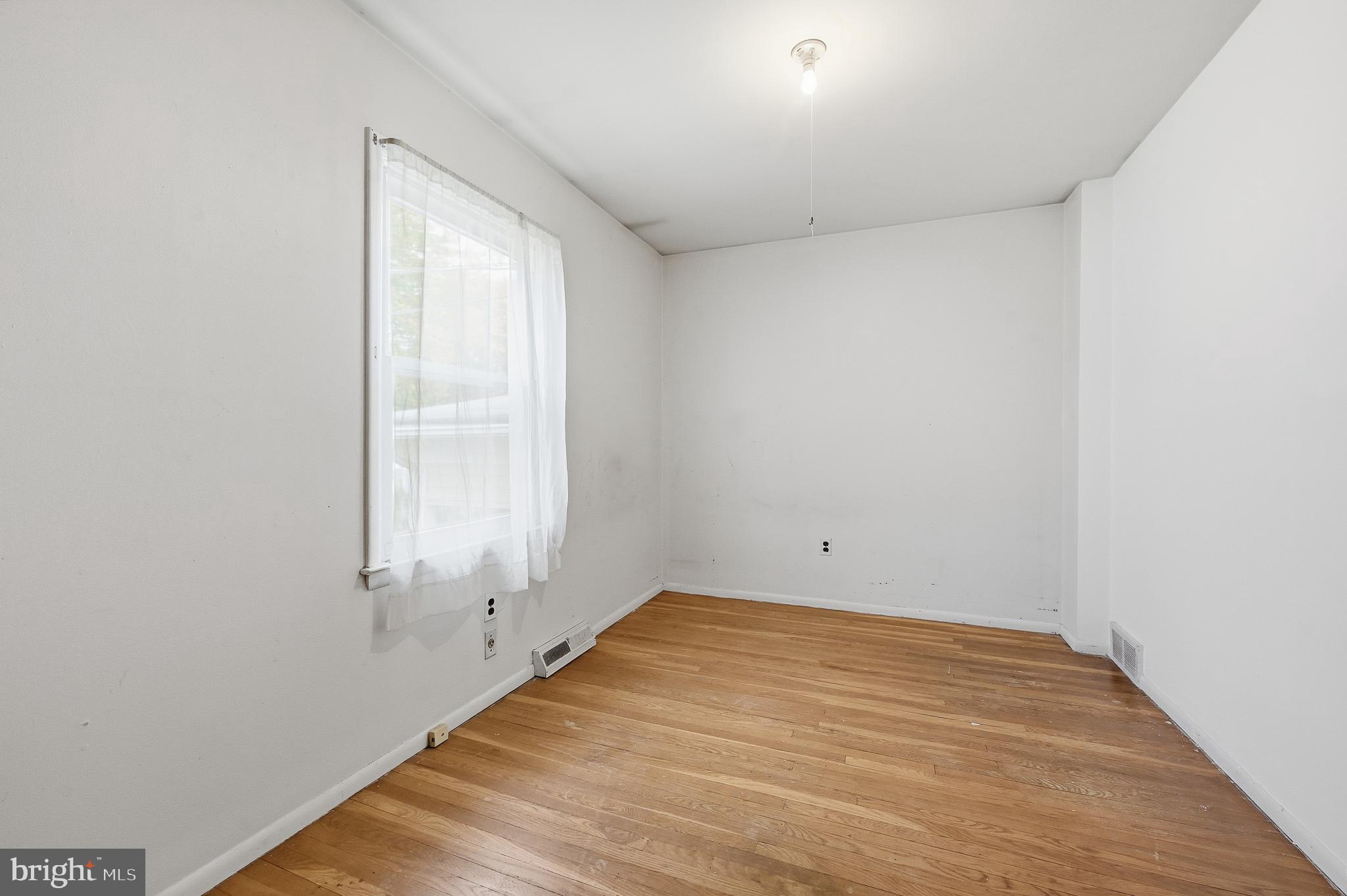 406 Blackstone Road Newark, DE 19713 - Photo 20 of 27 an empty room with a window