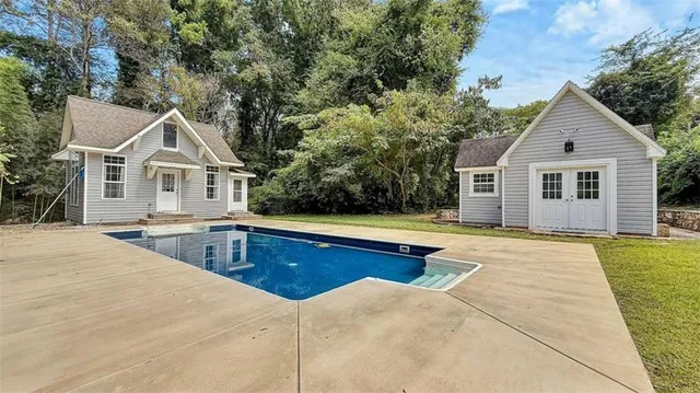 a view of a backyard