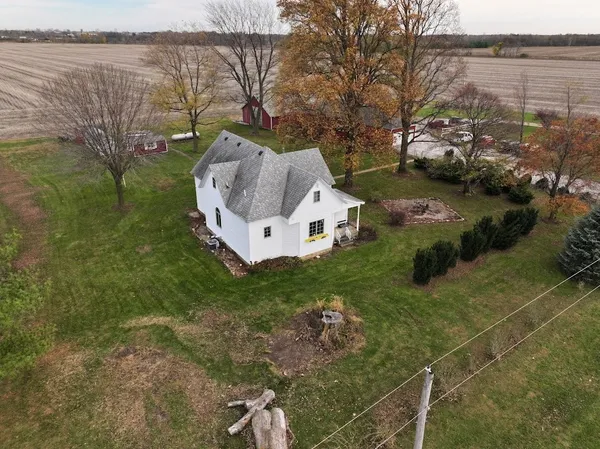 a view of a backyard