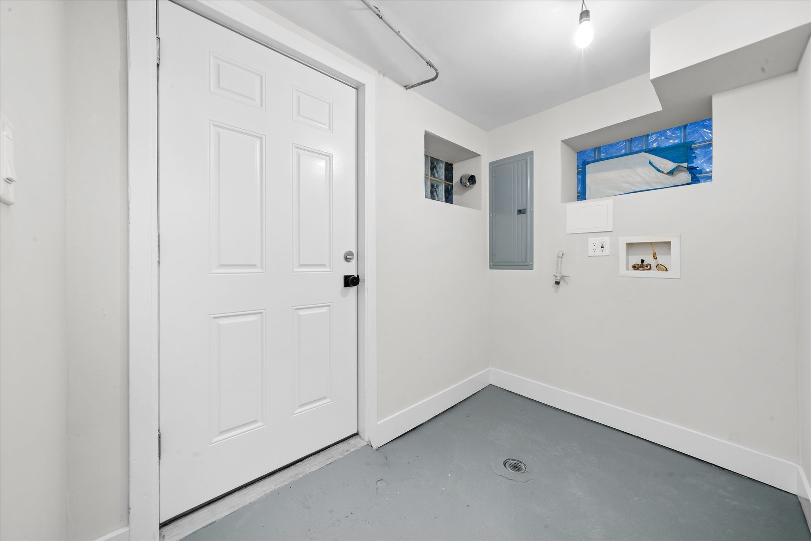 7356 South Kenwood Avenue Chicago, IL 60619 - Photo 23 of 27 a room that has a window in it